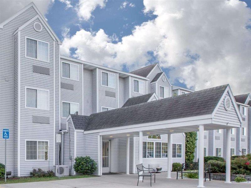 Microtel Inn And Suites Manistee Exteriér fotografie