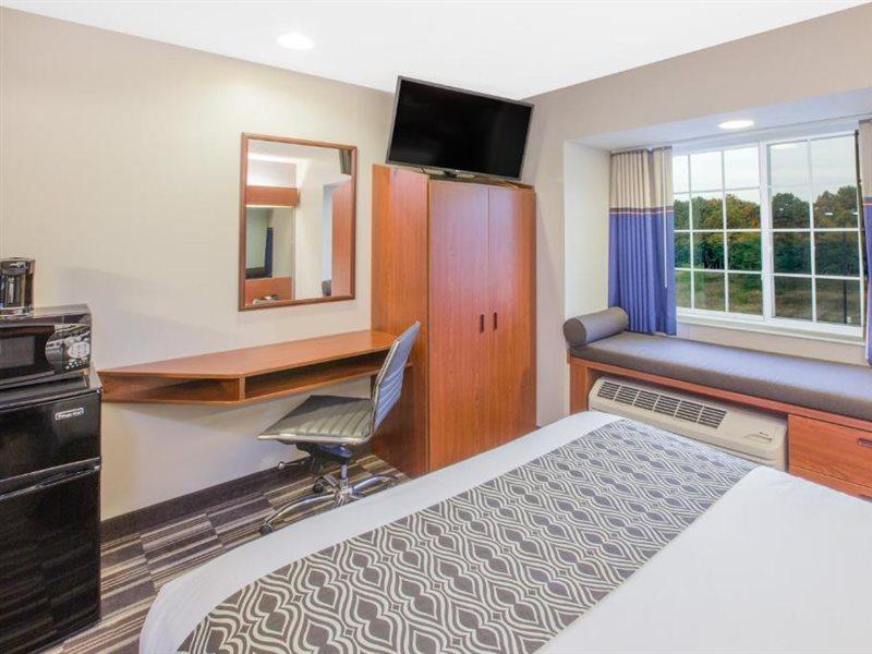 Microtel Inn And Suites Manistee Exteriér fotografie