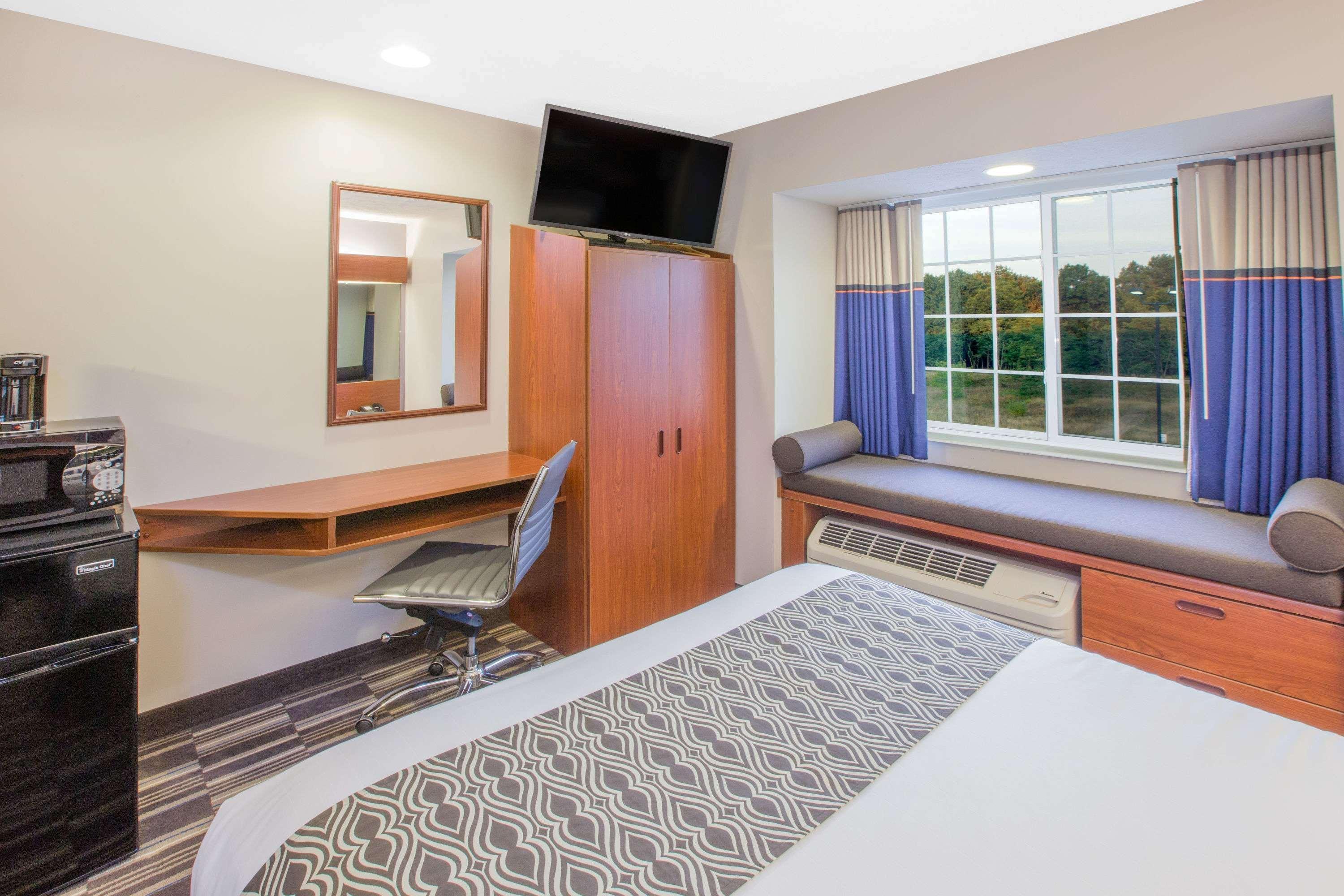 Microtel Inn And Suites Manistee Exteriér fotografie