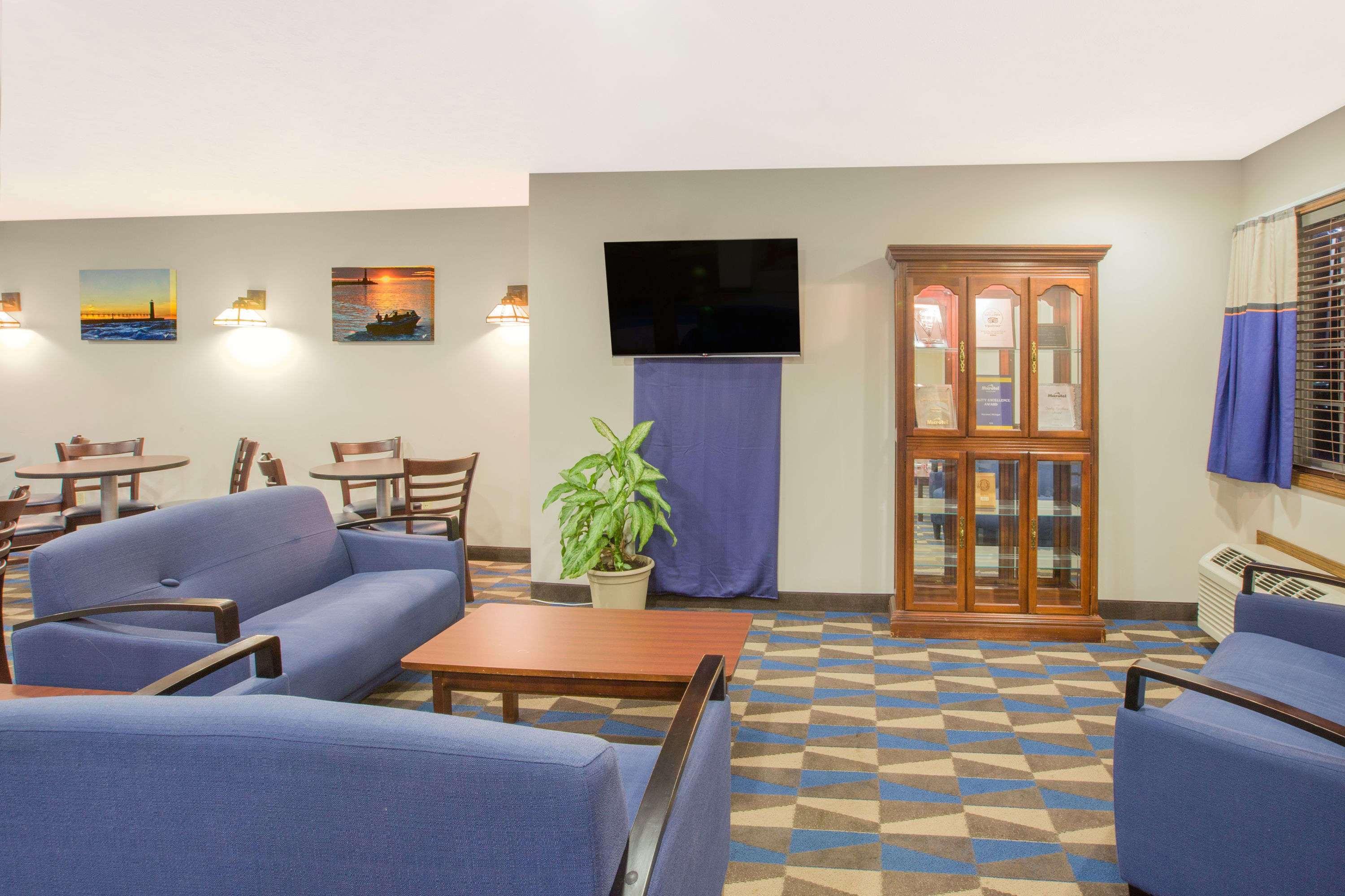 Microtel Inn And Suites Manistee Exteriér fotografie