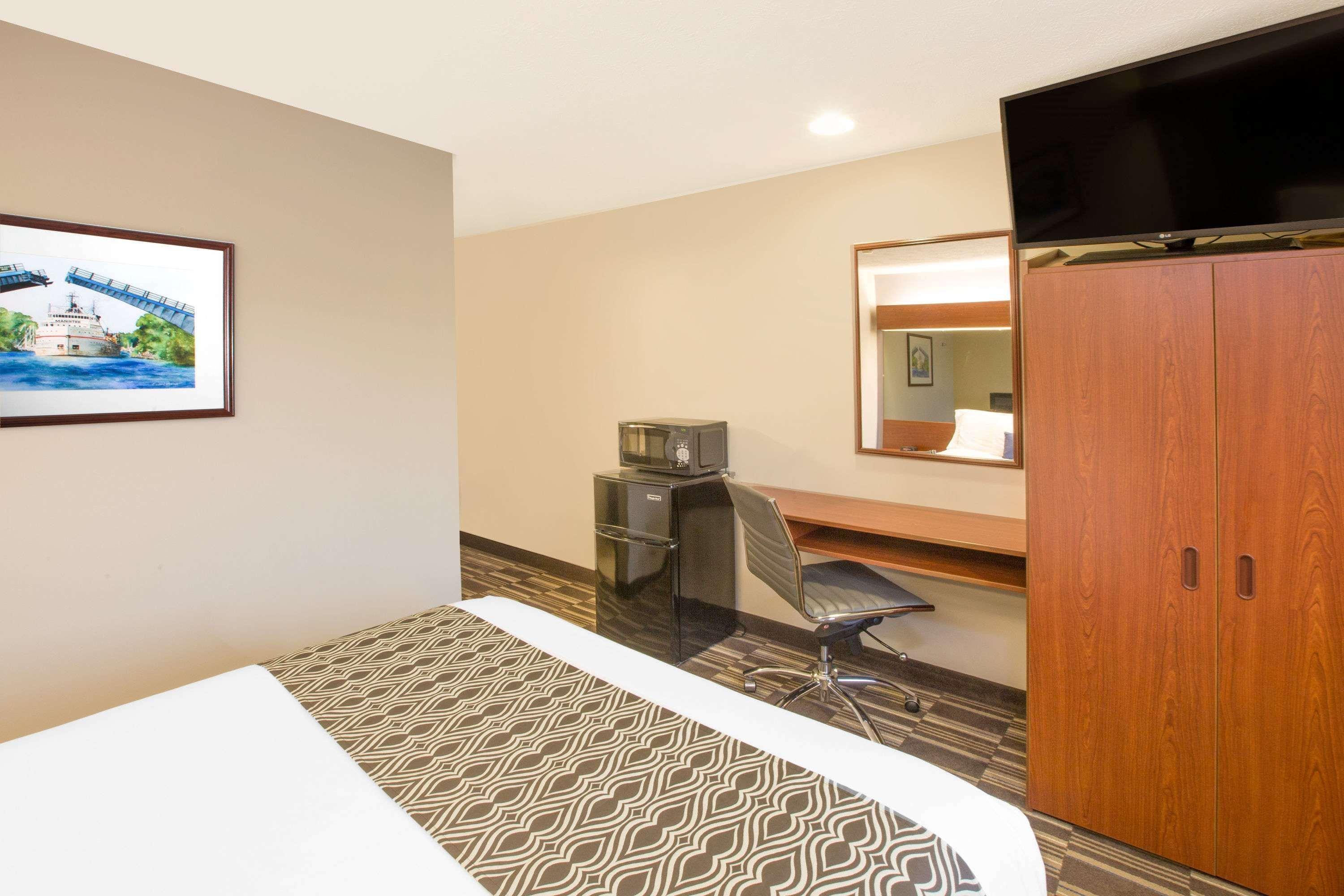 Microtel Inn And Suites Manistee Exteriér fotografie