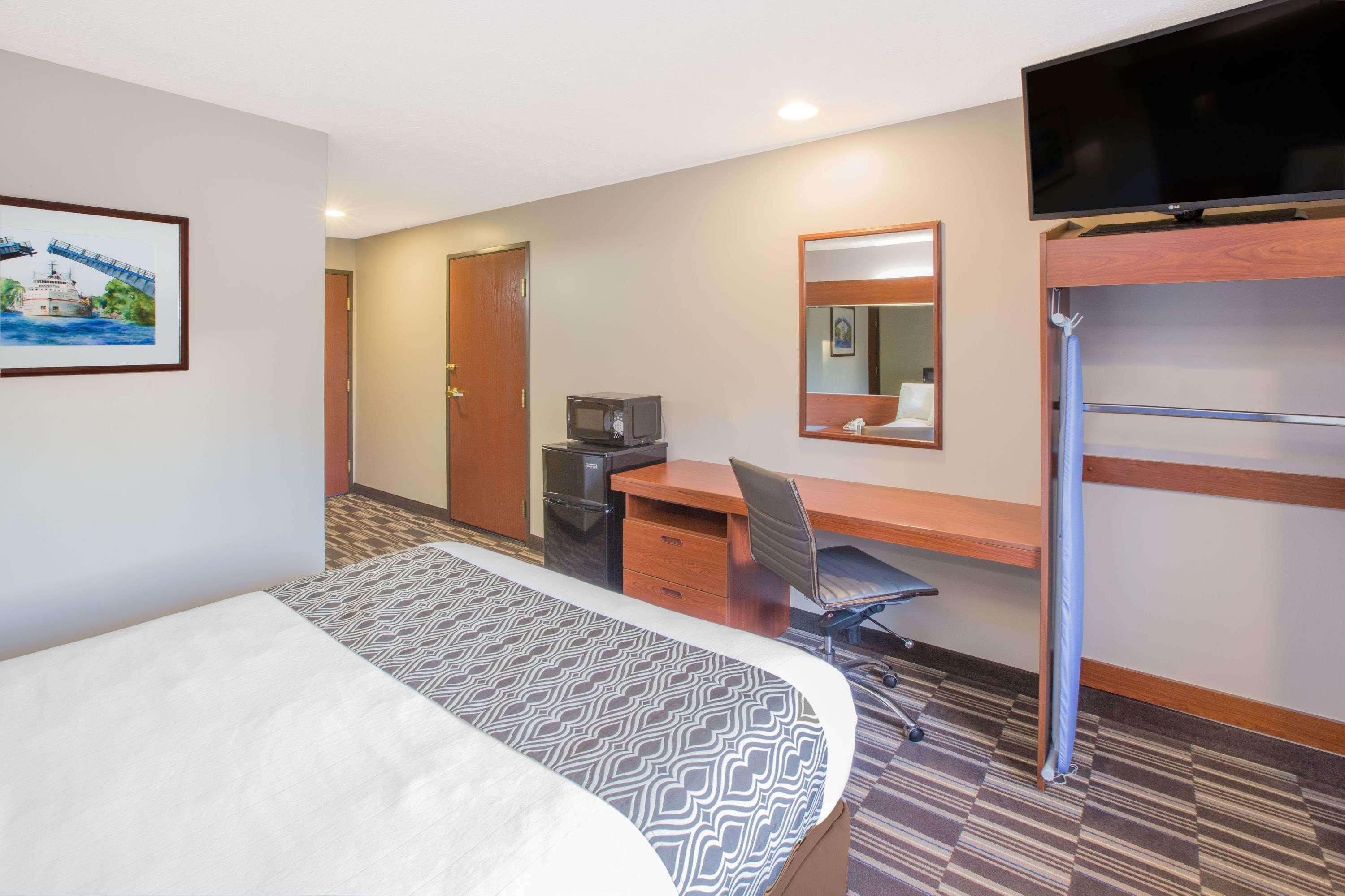 Microtel Inn And Suites Manistee Exteriér fotografie