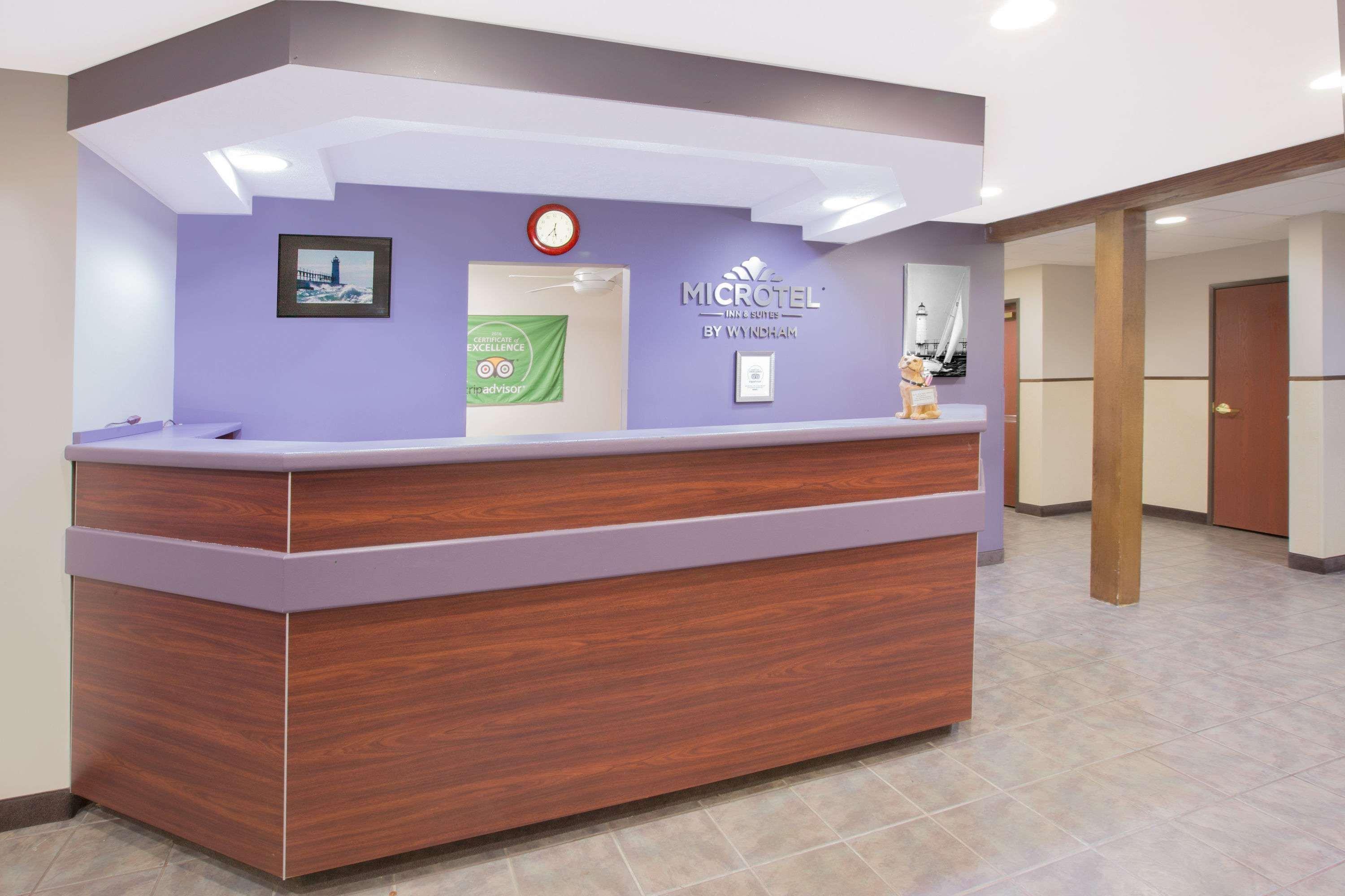 Microtel Inn And Suites Manistee Exteriér fotografie