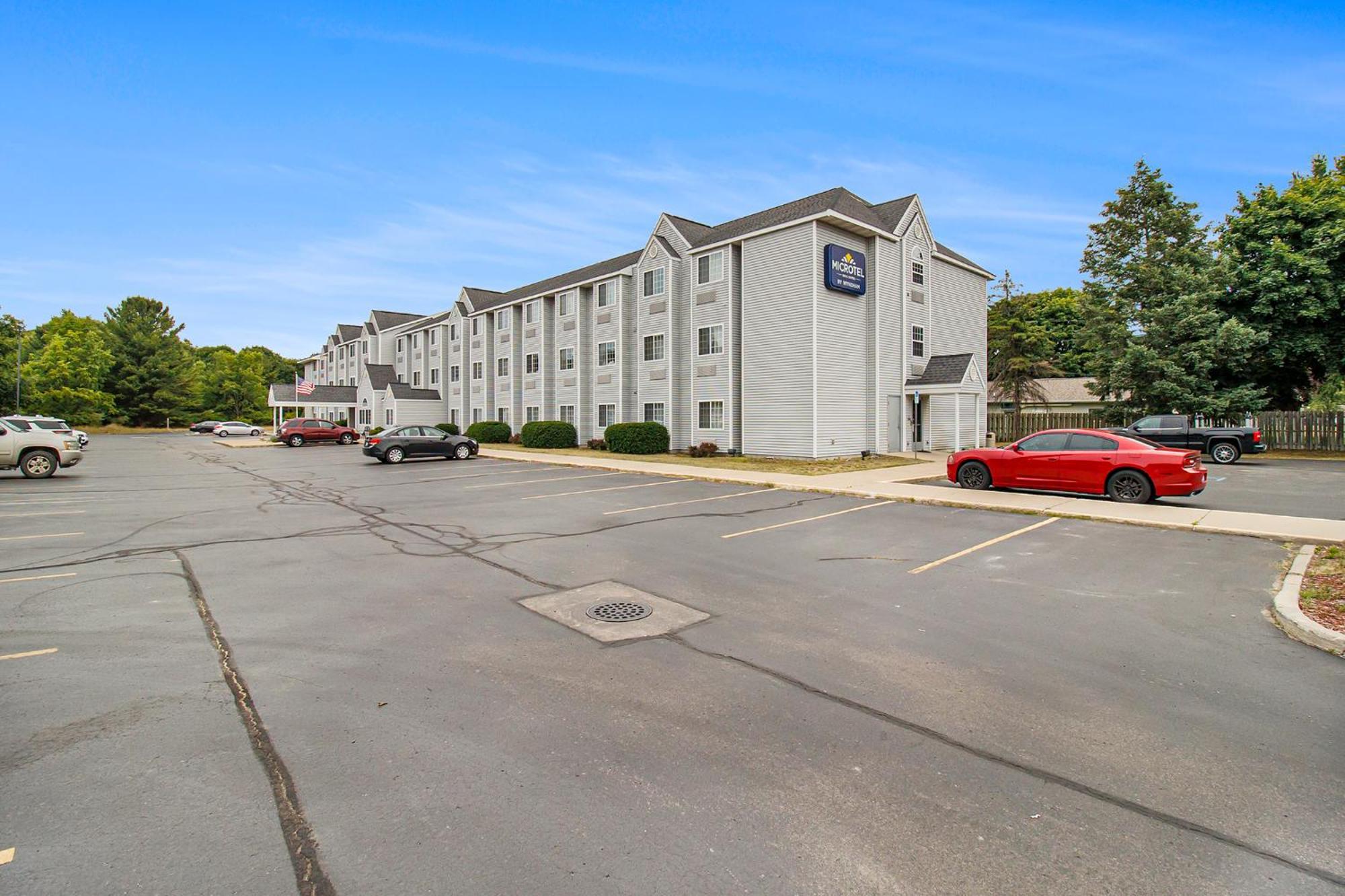 Microtel Inn And Suites Manistee Exteriér fotografie