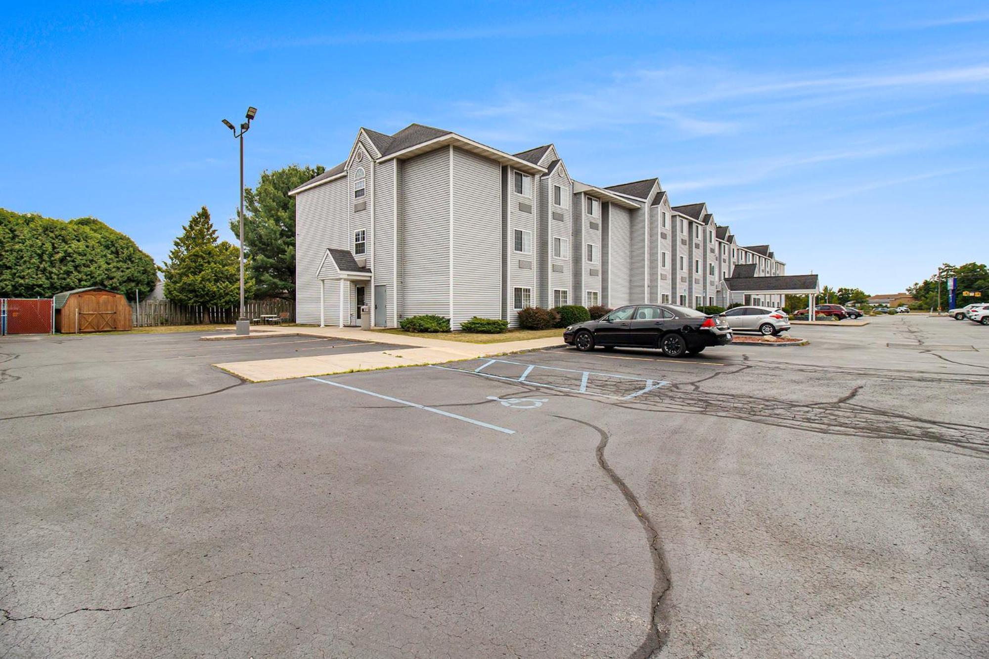 Microtel Inn And Suites Manistee Exteriér fotografie