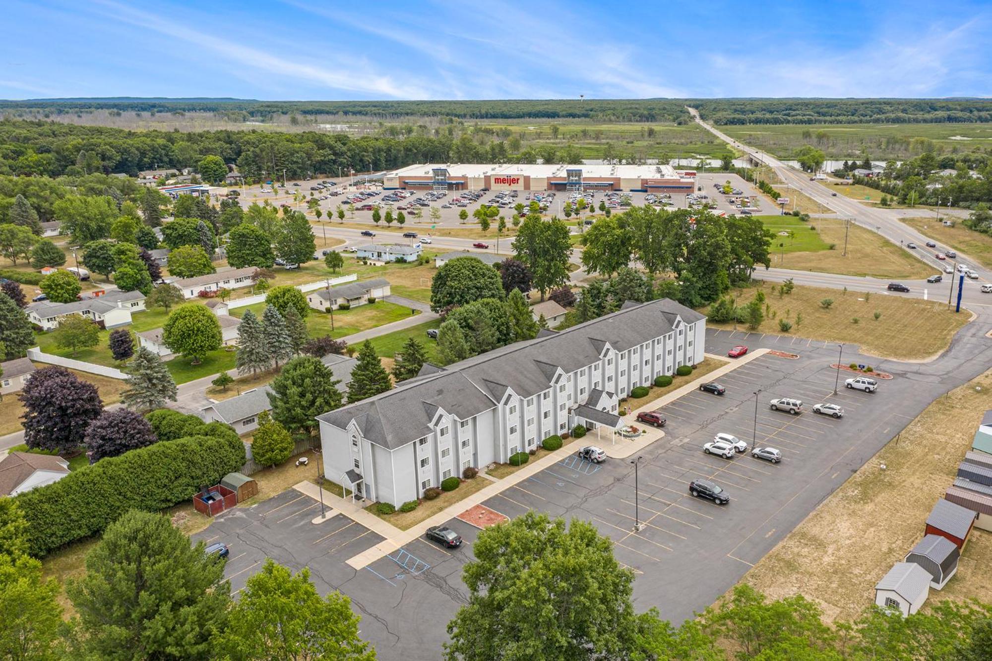Microtel Inn And Suites Manistee Exteriér fotografie
