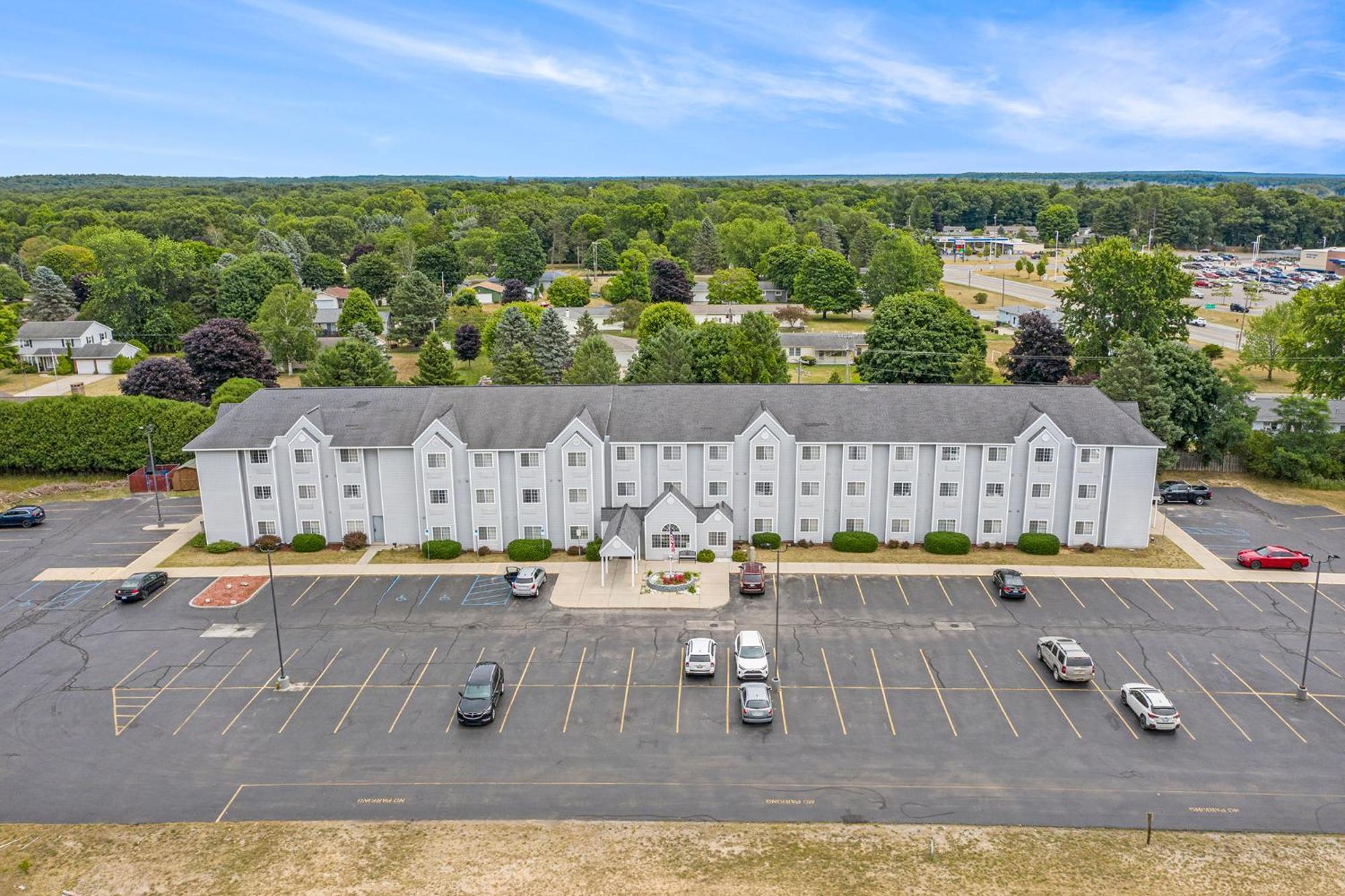 Microtel Inn And Suites Manistee Exteriér fotografie