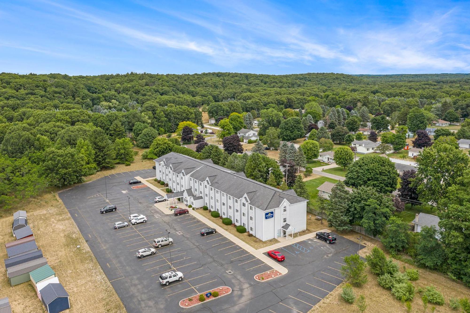 Microtel Inn And Suites Manistee Exteriér fotografie
