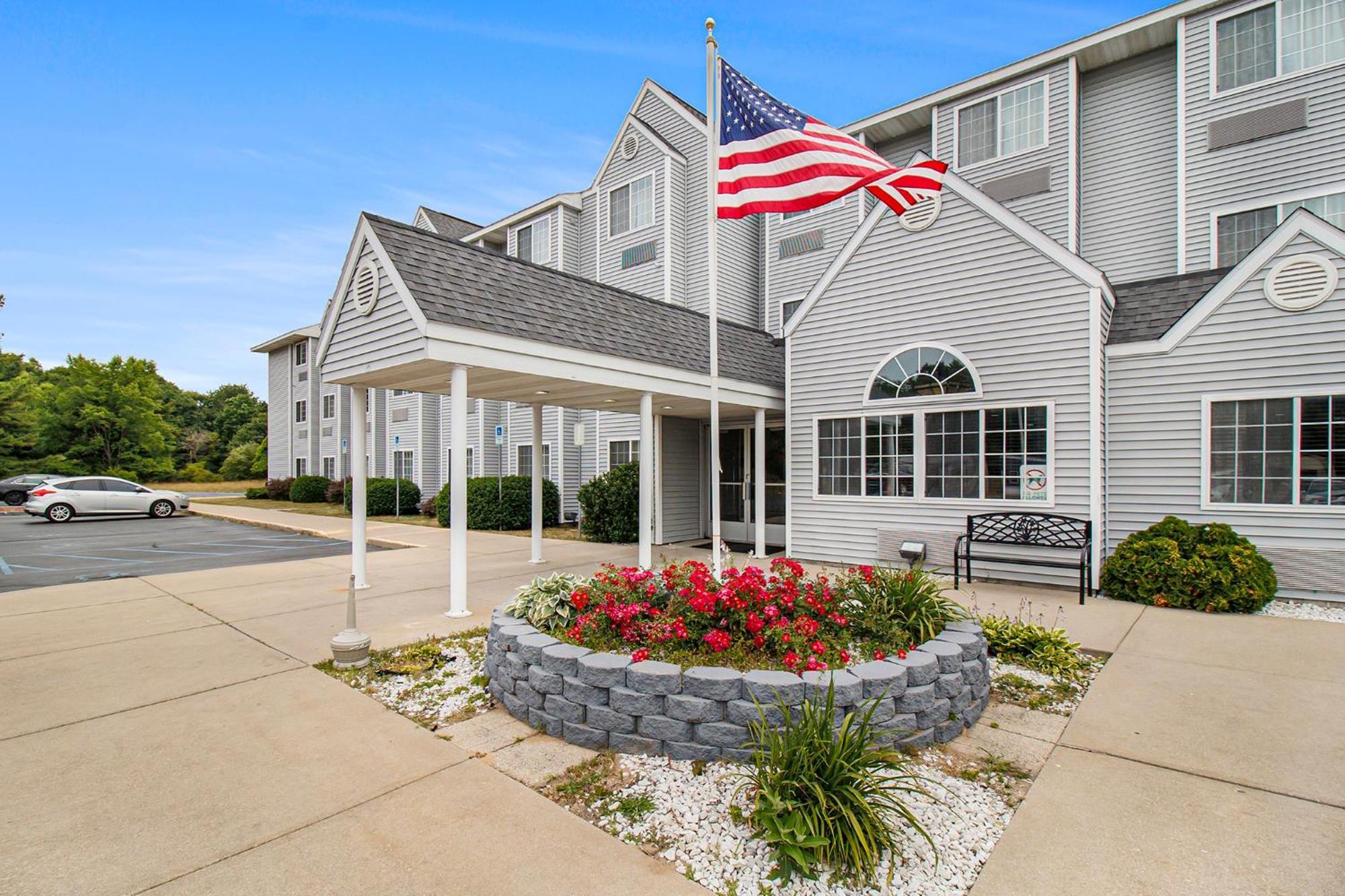 Microtel Inn And Suites Manistee Exteriér fotografie